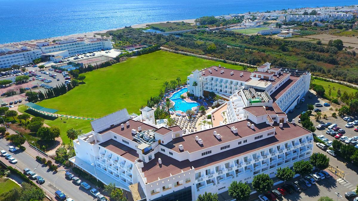 Los hoteles están situados junto a la Playa Marina de la Torre y rodeados de un amplísimo campo de golf