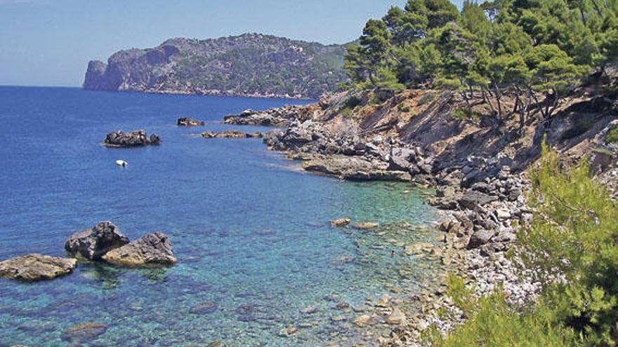 Llucalcari und der nahegelegene Naturstrand sind beliebte Ausflugsziele für Wanderer auf Mallorca.