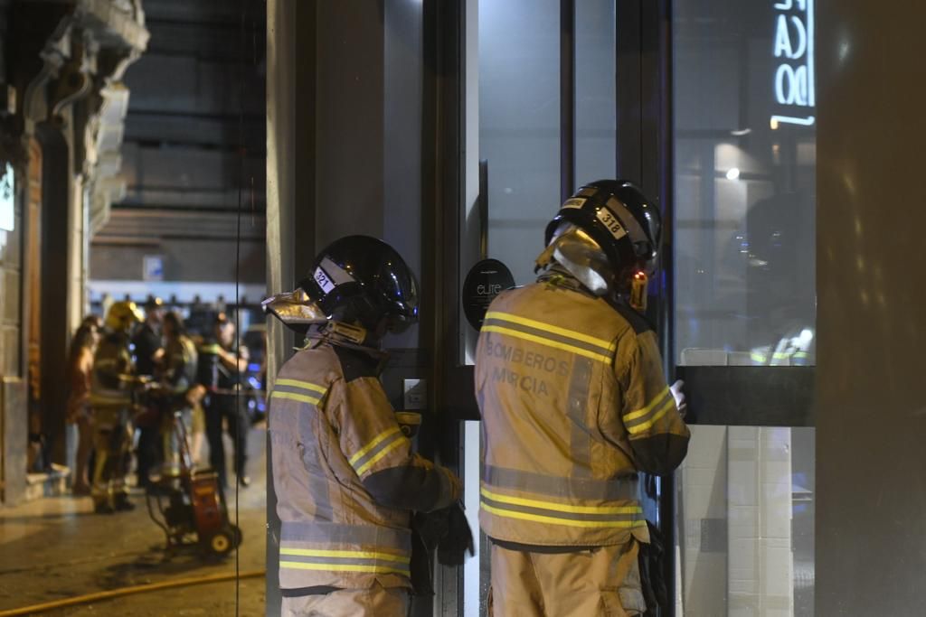 Las llamas en un edificio ponen en alerta a decenas de vecinos del centro de Murcia
