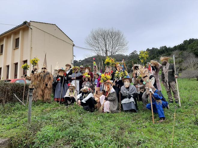 Los Mazacaraos invaden Rozaes para recuperar una tradición que goza de buena salud: el Domingo´l Gordu de la parroquia, en imágenes