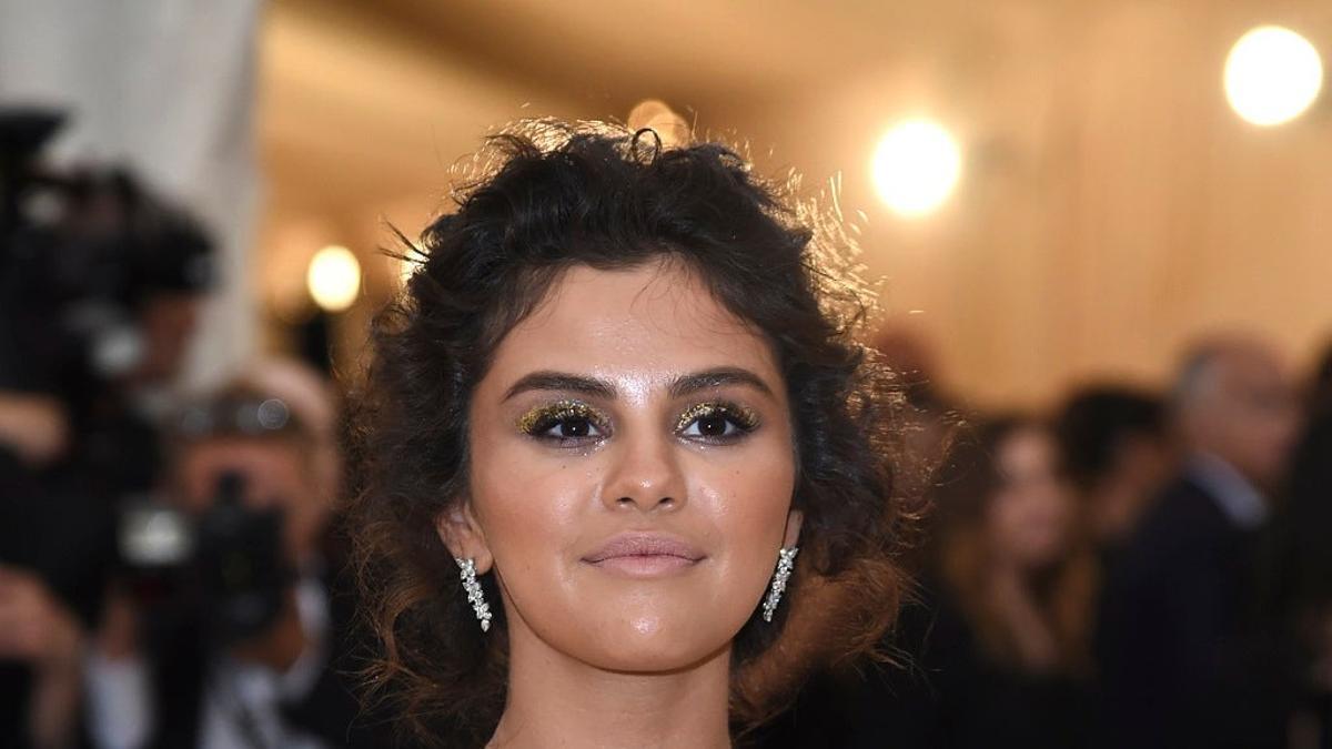 Selena Gomez se arrepiente de su bronceado excesivo en la Gala MET