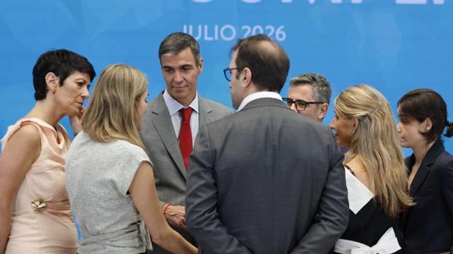Pedro Sánchez conversa amb cinc ministres després de la roda de premsa de dimarts passat a la Moncloa.El president del Govern, Pedro Sánchez, conversa amb cinc dels seus ministres després de la roda de premsa d’aquest dimarts a la Moncloa. | MARISCAL / EFE