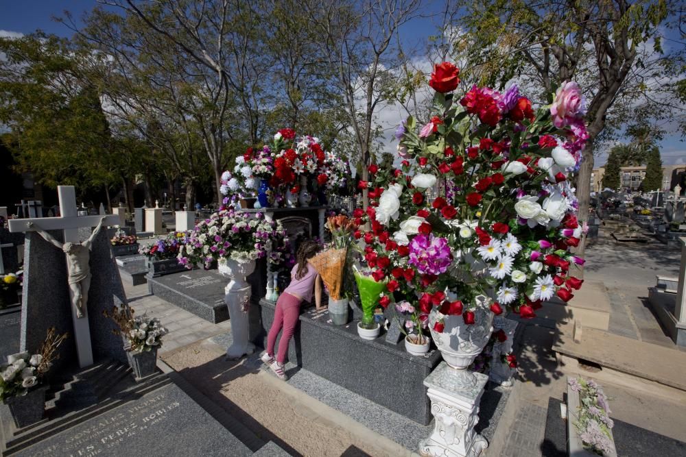 El cementerio de Alicante recibe miles de visitas en el día de los Santos