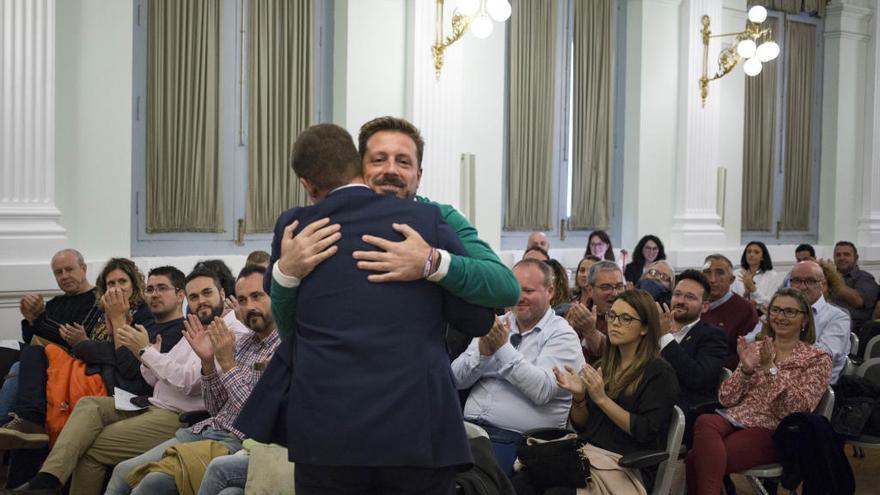 Cerdà y Muñoz se abrazan tras aprobar la elección de la presidencia compartida, ayer en la asamblea constitutiva del COR en Xàtiva.