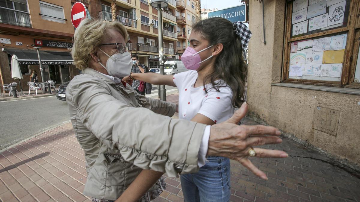 Los abuelos después de vacunarse empiezan a visitar a sus nietos