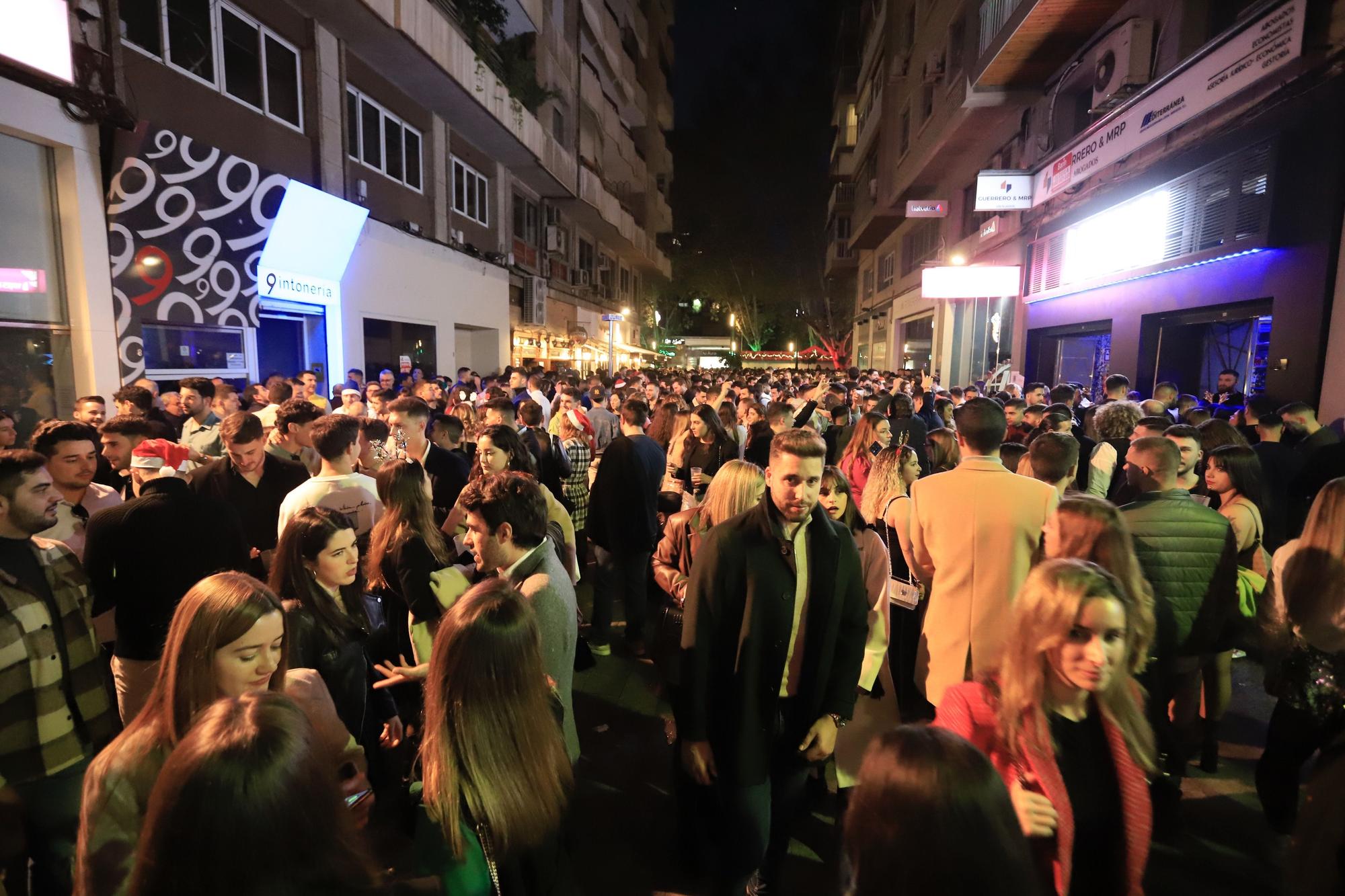 La gente abarrota las calles de Murcia con 'el tardeo' de Nochebuena