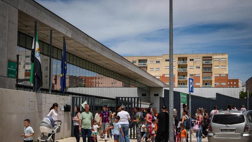 Indignación en el colegio más grande de Extremadura por la falta de conserje y auxiliar administrativo