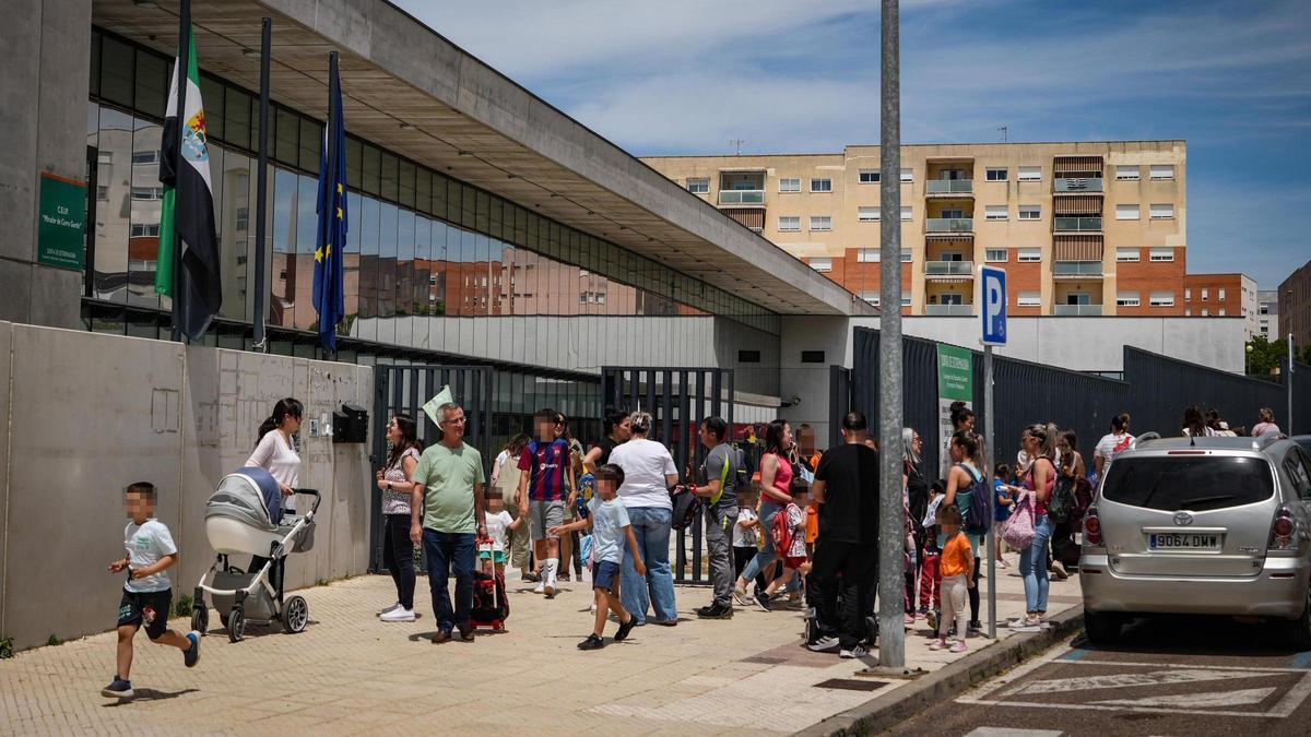Puerta de entrada del CEIP Mirador del Cerro Gordo en Badajoz.