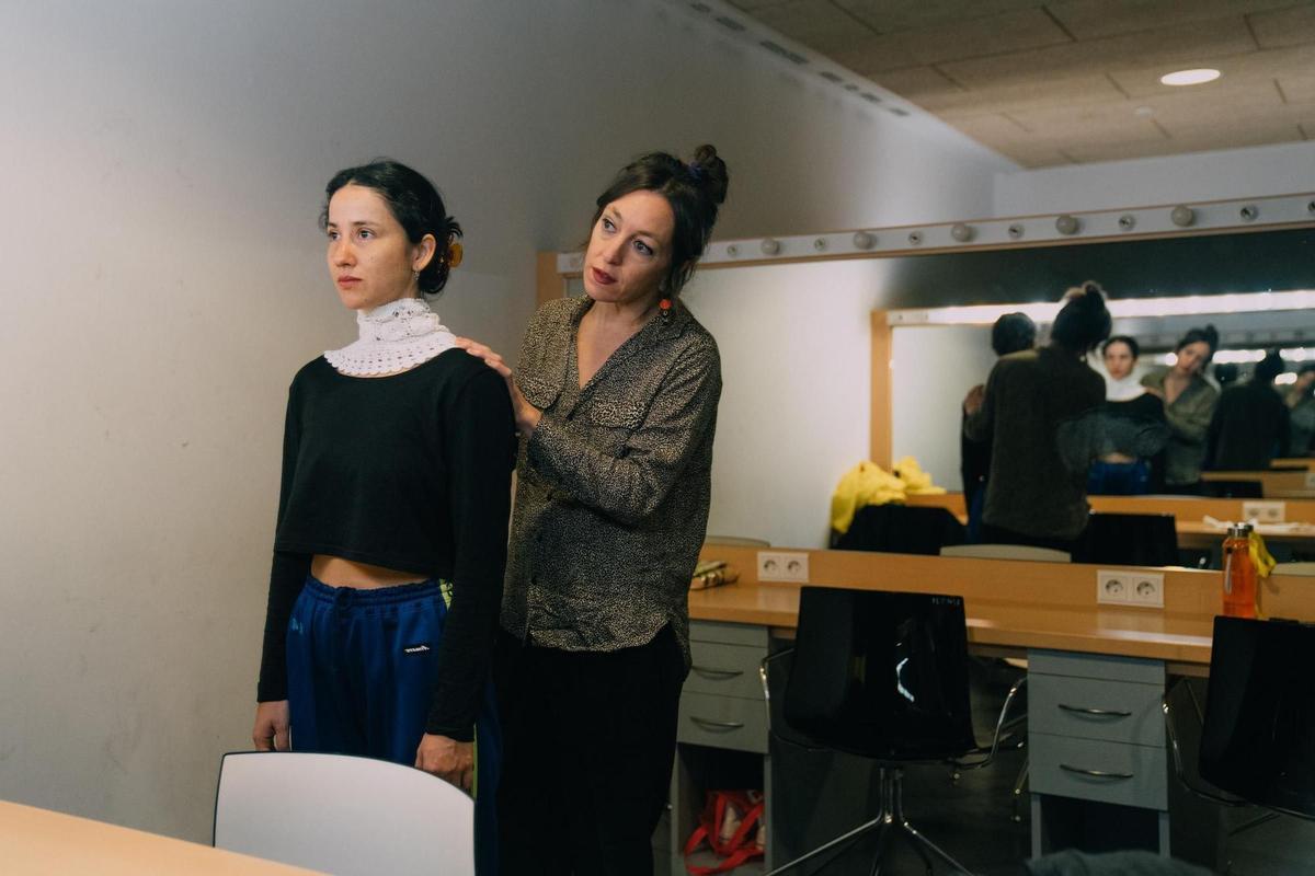 La coreógrafa y bailarina Luz Arcas prueba parte del vestuario de 'Bekristen' con una bailarina en los Teatros del Canal.