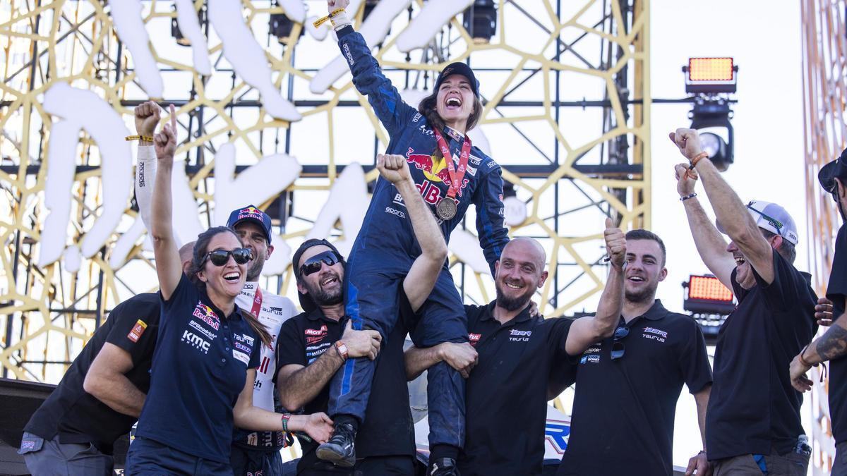 La piloto española Cristina Gutiérrez y su equipo celebran la victoria del Dakar 2024 en la Categoría Challenger.