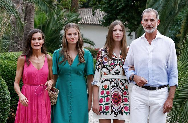 Los looks coordinados y veraniegos de la familia real en el posado de Mallorca 2023