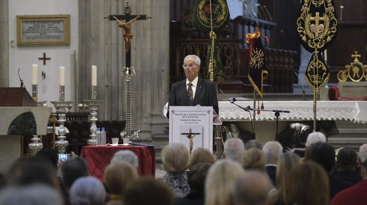 El pregonero de la Semana Santa 2023 José de Armas Díaz durante su locución en la Catedral de Canarias.