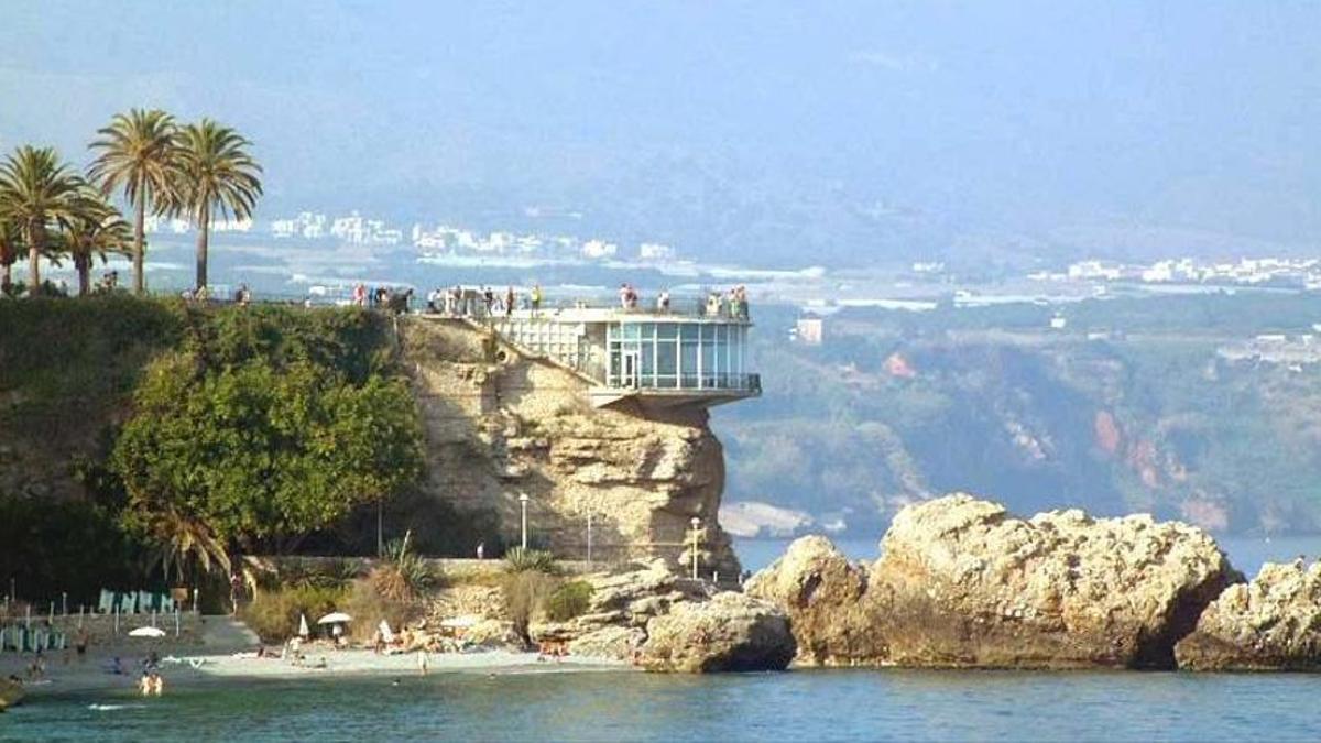 Nerja acomete obras para estabilizar el talud bajo el balcón de Europa.