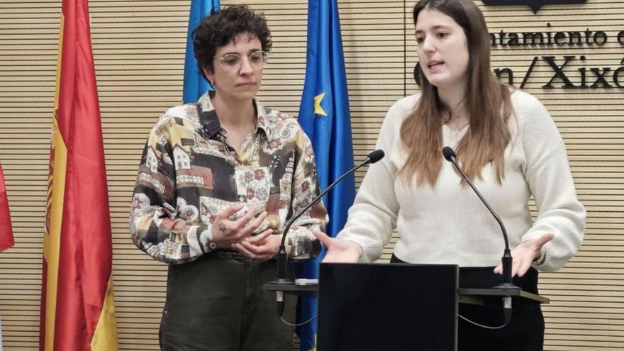 Noelia Ordieres (IU) y Olaya Suárez (Podemos) en la presentación de la iniciativa plenaria. |