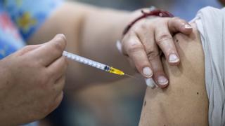 Hipra espera comercializar en junio la primera vacuna española contra el covid