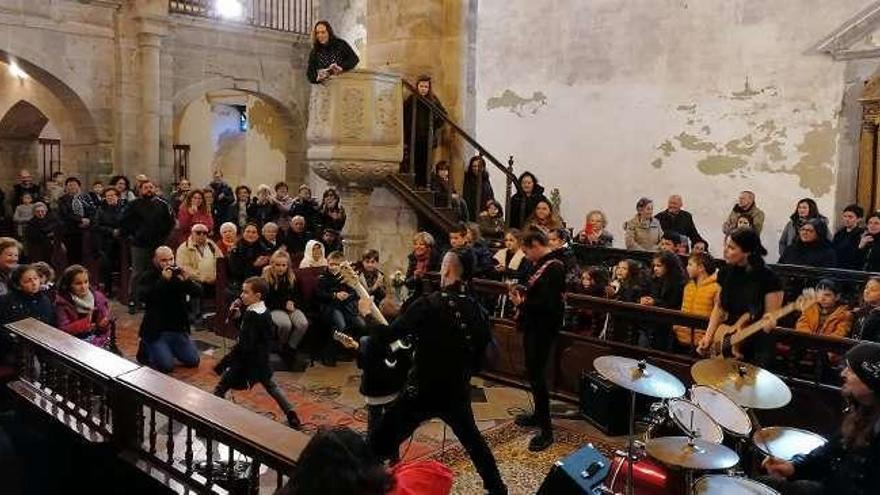 El rock de &quot;Los Mendas&quot; clausura el curso de catecismo en la iglesia de Cornellana