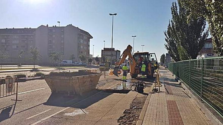 Operarios trabajando en la zona del reventón.