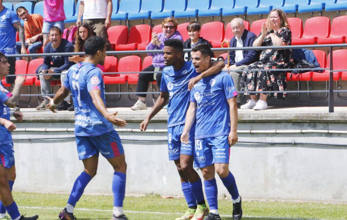 El Ourense CF se juega la categoría ante el Beasain