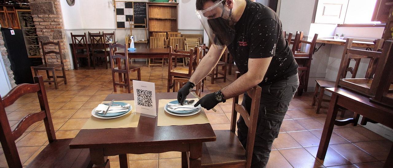 Un camarero en el interior de un local de restauración