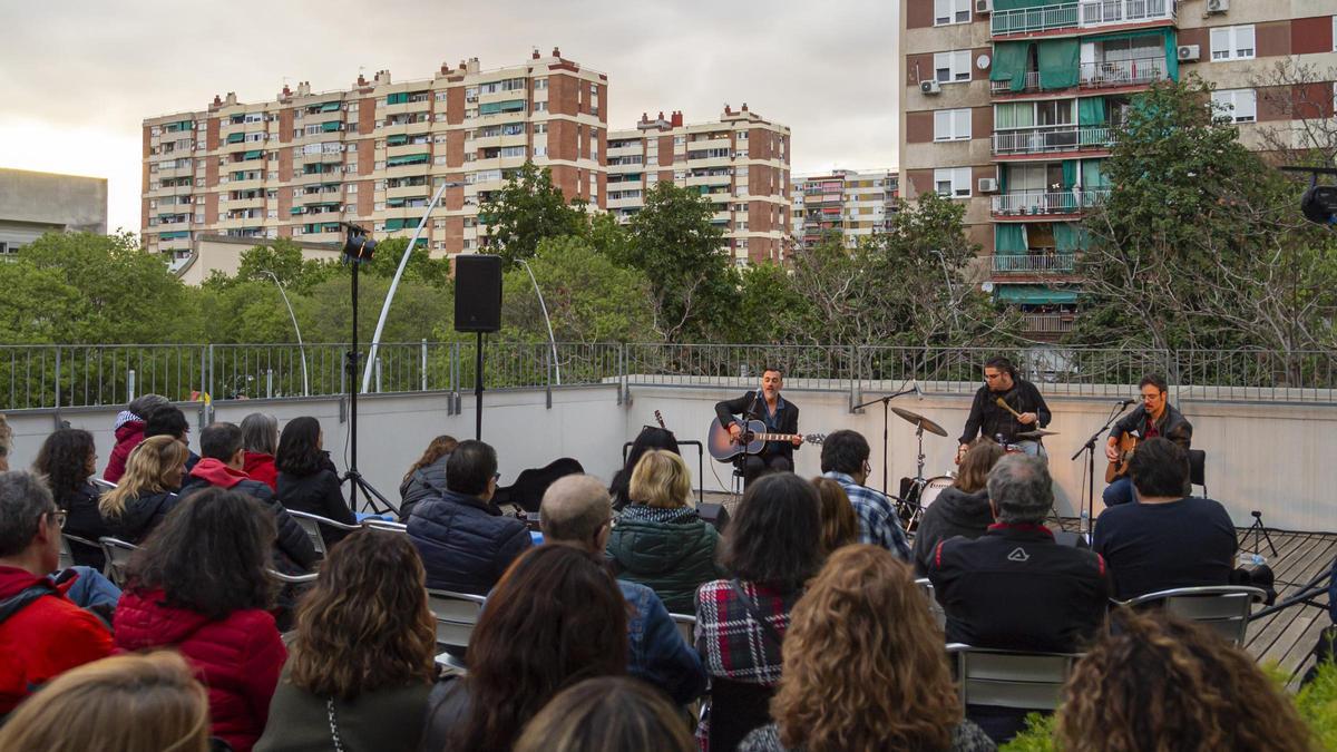 Concierto de Alberto Rodríguez en una azotea en Terrats en Cultura.
