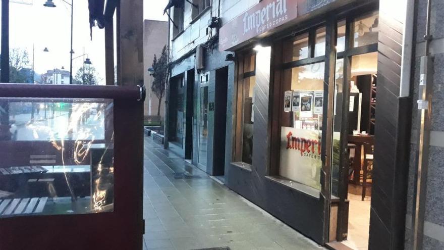 Dos encapuchados asaltan de madrugada una cafetería de La Calzada