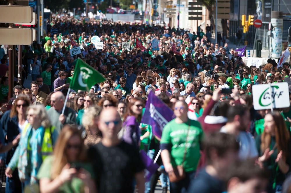 Al son de tambores, silbatos y una singular gaita, los congregantes han caminado juntos por las calles del centro de la ciudad por una causa común, la defensa de la educación