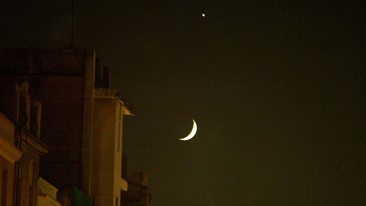 La luna, en cuarto creciente, vista desde Badalona, en una imagen de archivo