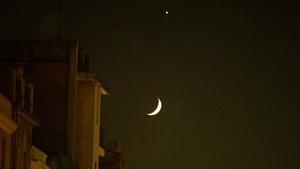 La luna, en cuarto creciente, vista desde Badalona, en una imagen de archivo.