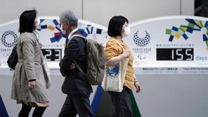 segea52891891 tokyo  japan   23 03 2020   pedestrians wearing masks walk p200323101033