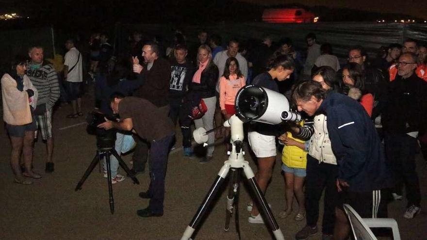 Decenas de personas se tumbaron en las colchonetas para disfrutar del cielo. // Muñiz