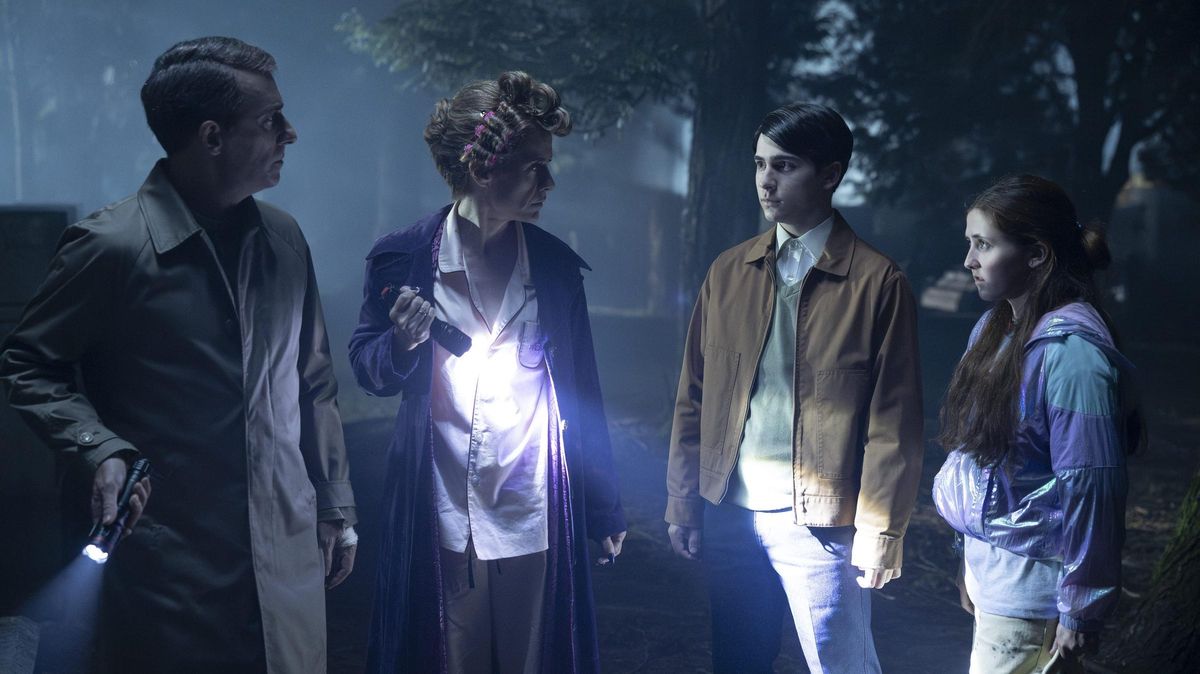 Víctor Clavijo, Alexandra Jiménez, Diego Montejo e Iratxe Emparan filmando una escena en el cementerio