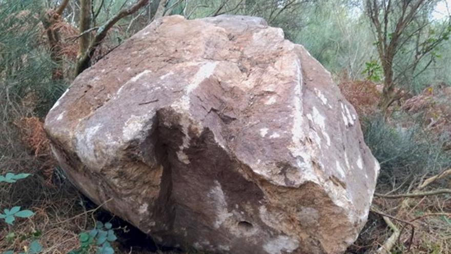 La roca de grandes dimensiones que, según los vecinos, rodó ladera abajo.