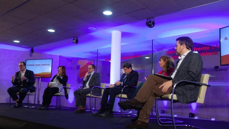 Participantes en la segunda mesa de debate &quot;Estrategias contra la despoblación&quot; del congreso celebrado en Zamora.