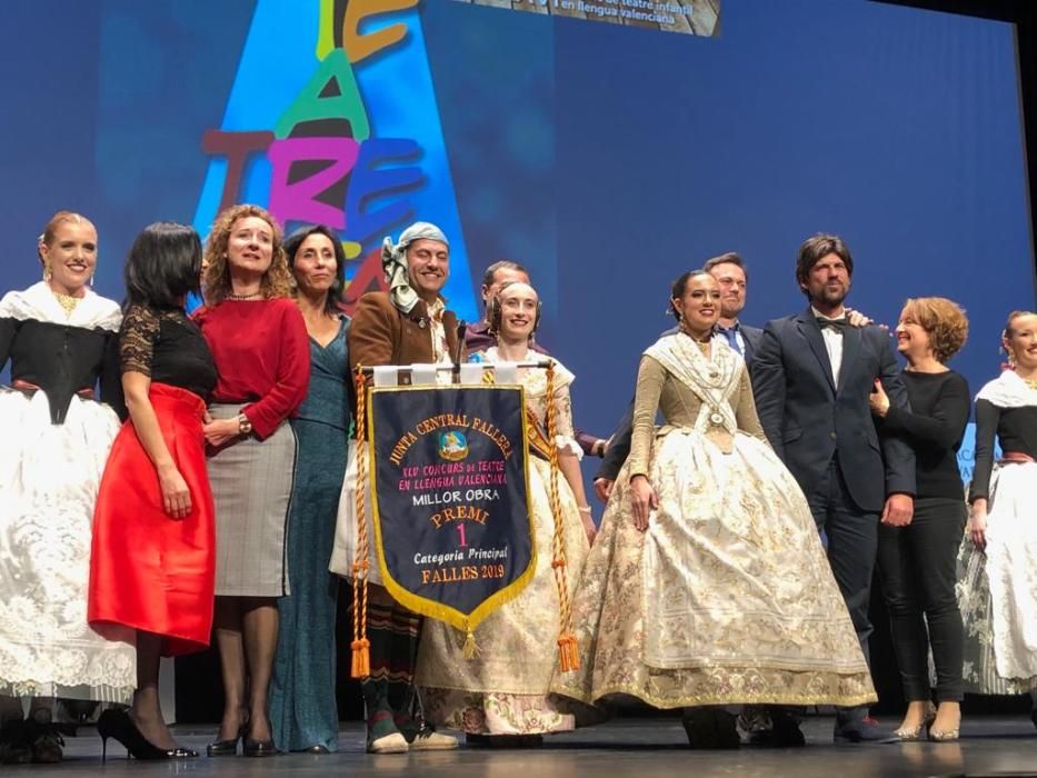 Celebración del primer premio de Cádiz-Denia en el teatro fallero