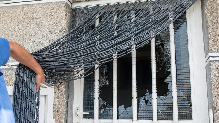 Boquete  en la puerta de la casa de la víctima. // Brais Lorenzo