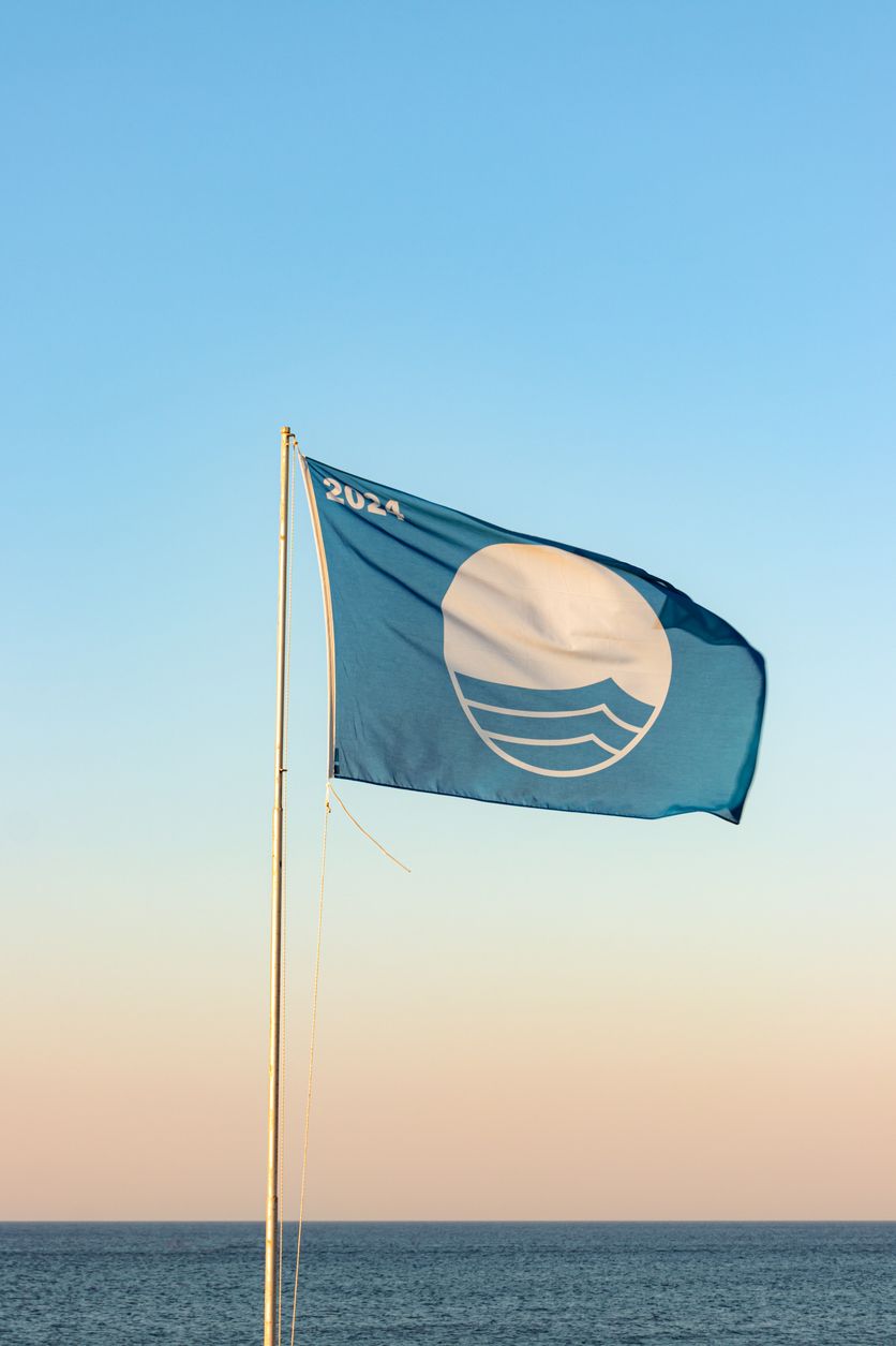Imagen de una bandera del programa internacional de playa con bandera azul 2024.