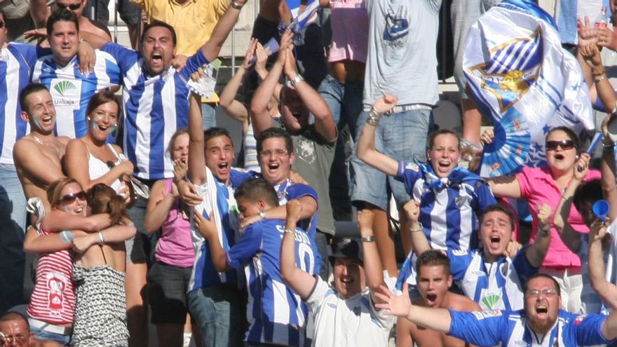 Antonio Hidalgo fue el héroe del ascenso. En el partido decisivo contra el Tenerife, el catalán consiguió un doblete histórico que permitió al club sellar el ascenso ante su público en La Rosaleda, llena hasta los topes. Esa Temporada, con Muñiz en el banquillo, Hidalgo se fue hasta los 14 goles y se marchó al finalizar la temporada para jugar en el Real Zaragoza, en Segunda División.