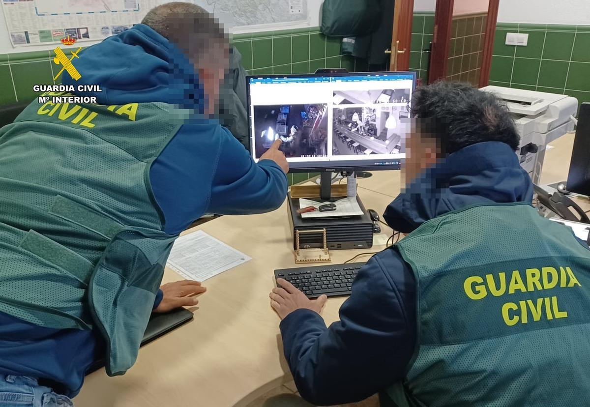 Agentes de la Guardia Civil revisan las imágenes del robo.