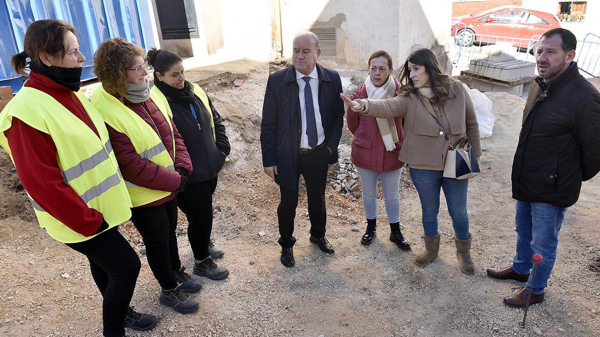 Manolo Barón visita las obras en el barrio de San Juan de Antequera.