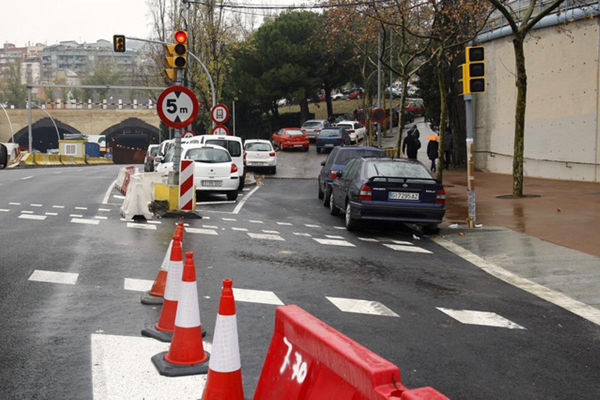 Carrer tallat per a l’ús d’uns quants.Els veïns del Guinardó que vivim entre els carrers de Cartagena i Castillejos, per sobre de la ronda del Guinardó, estem farts de veure com, arran de les obres de la plaça d’Alfons XII, segueix tallat el carrer de Tous, que és l’accés principal d’aquesta part del barri. Això passa des de fa dos anys i ens obliga a fer una gran volta i a patir llargues cues, perquè els 15 o 20 treballadors de les obres aparquen cada dia el cotxe particular en aquesta via.