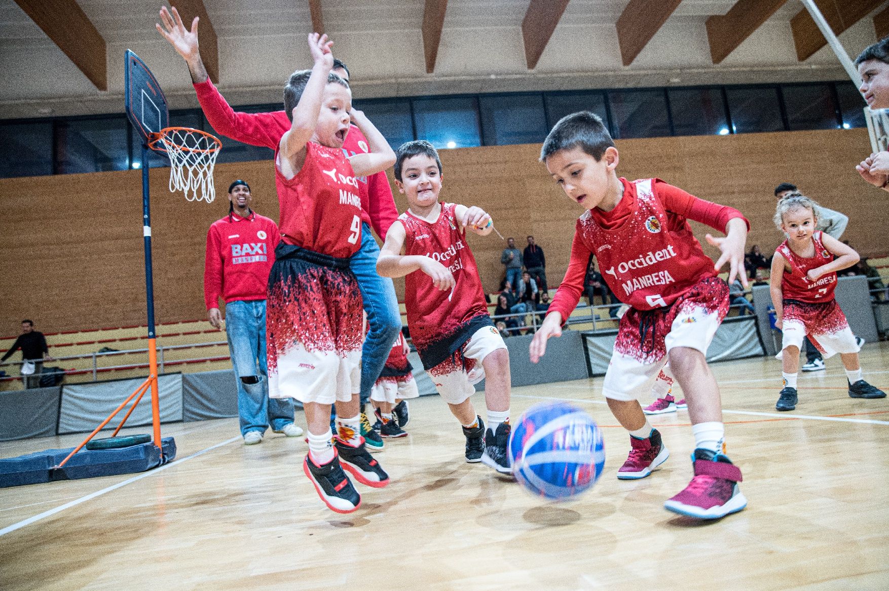 Imatges de la Festa de Nadal de la base del Bàsquet Manresa amb els jugadors del primer equip