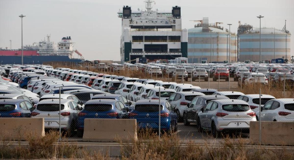 Automóviles en el puerto comercial.