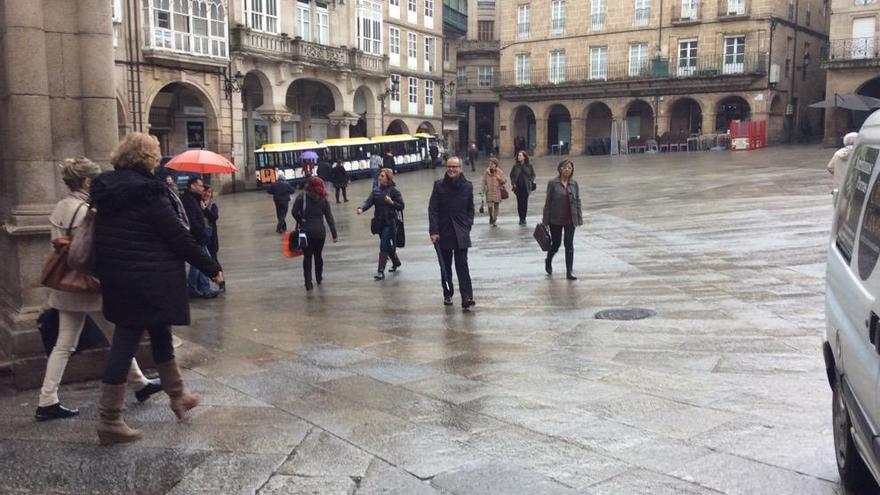 El alcalde a la salida del pleno y después de hablar con trabajadoras de Linorsa. // V.R.