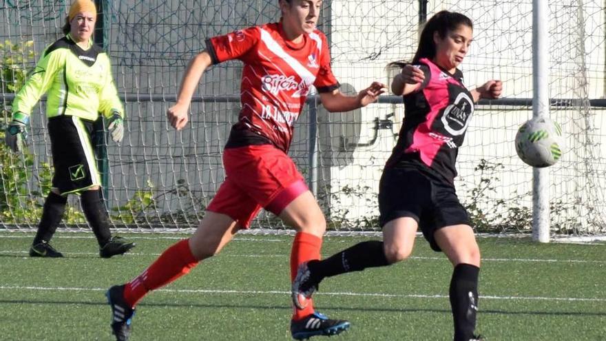 Liber conduce el balón ante una jugadora del Gijón.