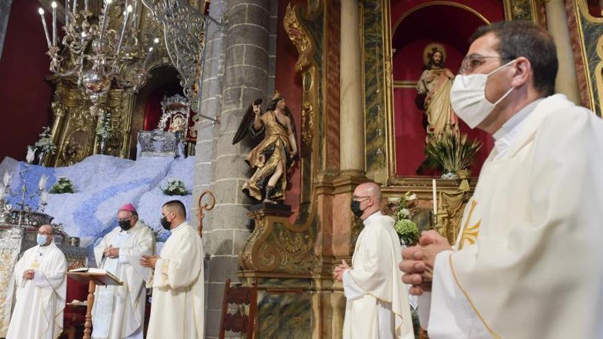 La Virgen del Pino baja del camarín