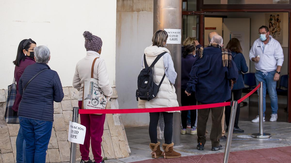 Colas para vacunarse de covid y gripe en el centro de salud de El Campello, el sábado