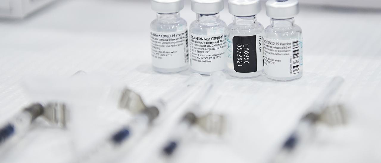 Varios frascos con la segunda dosis de la vacuna de Pfizer-BioNTech contra la Covid-19