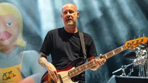 Sam Rivers, bajista de Limp Bizkit fallecido a los 48 años, durante un concierto en Ohio en 2023