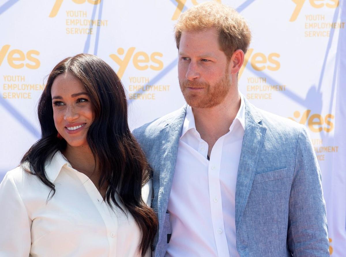 Johannesburg (South Africa), 02/10/2019.- Britain’s Prince Harry (R), the Duke of Sussex, and his wife Meghan (R), the Duchess of Sussex, visit the Tembisa township to learn about the ’Youth Employment Services’ (YES), in Johannesburg, South Africa, 02 October 2019. The Duke and Duchess of Sussex are on an official visit to South Africa that concludes later the same day. (Duque Duquesa Cambridge, Sudáfrica, Reino Unido, Johannesburgo) EFE/EPA/FACUNDO ARRIZABALAGA / POOL