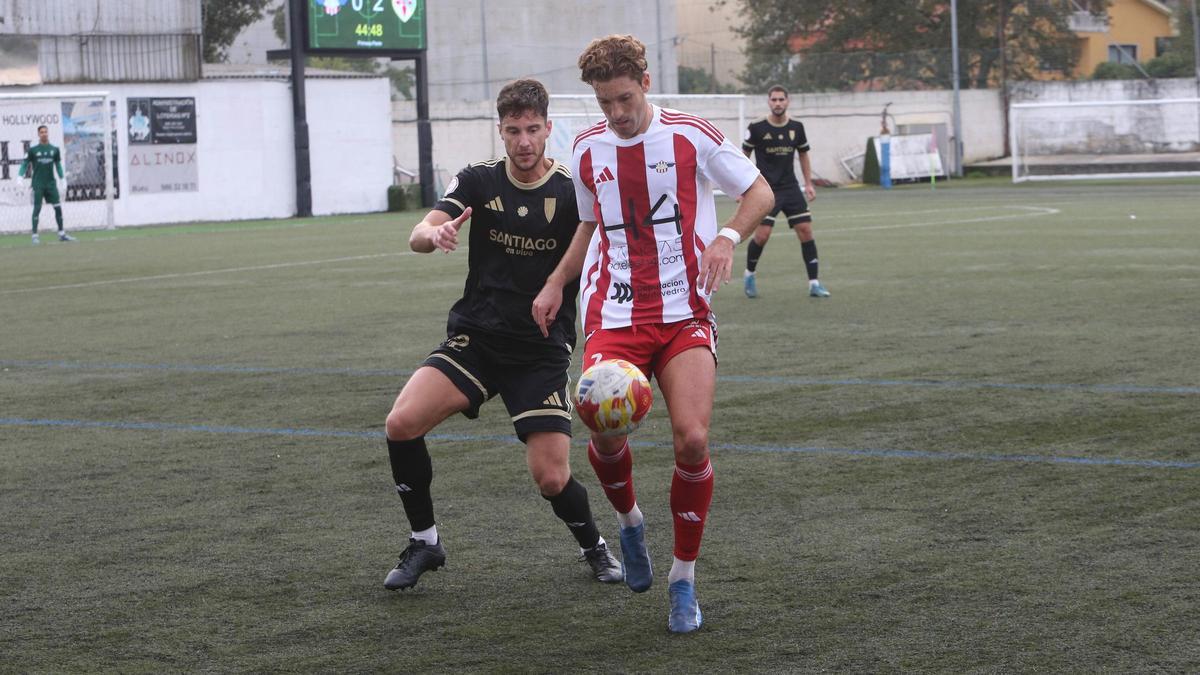 Luismi controla el balón ante la presión de un jugador del Compostela.
